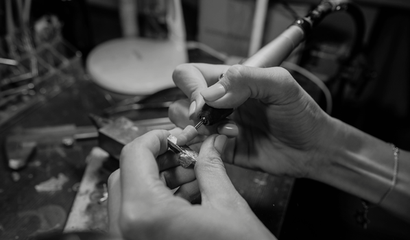 指輪を着けた女性の手