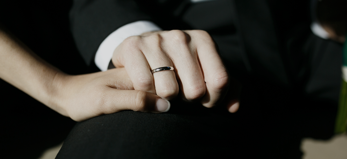 ブライダルリングを着けて重なる二人の手