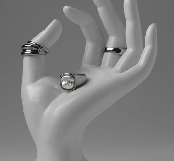 手の形のオブジェクトに飾った指輪