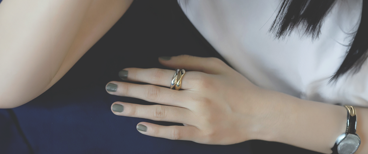 指に指輪をはめた女性