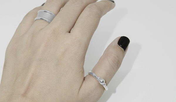 シルバーリングを着けている手