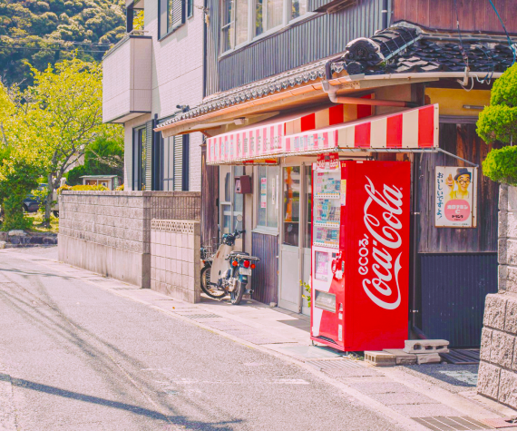 ひなた町の路地裏道と自販機