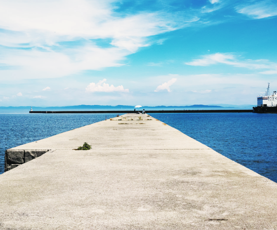 防波堤の先に広がる海