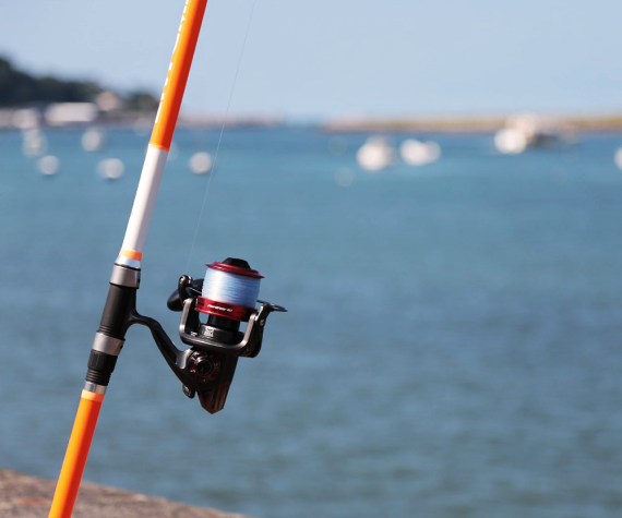 オレンジの釣り竿と海