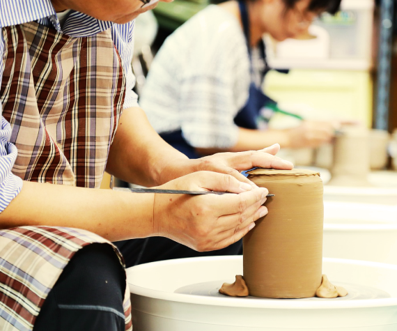 陶芸をしている男性