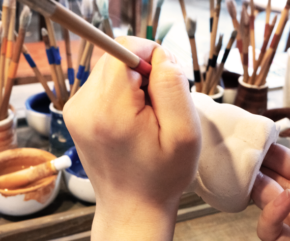 焼き物に色を塗っている