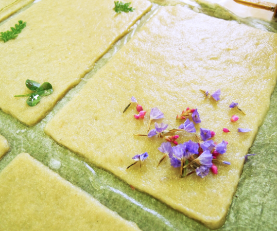 紙漉きに押し花