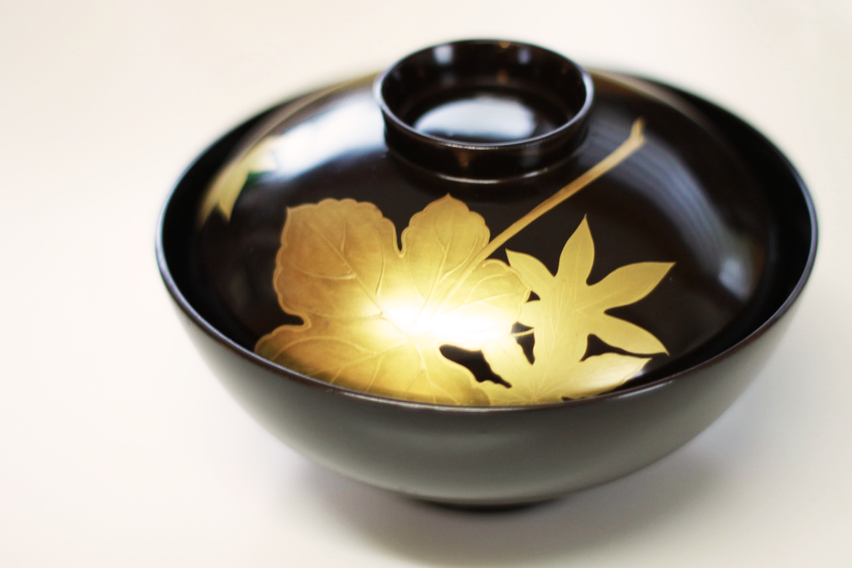 黒い漆器のお椀