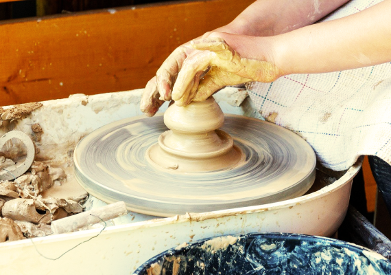 工房でろくろを回して作業していいる