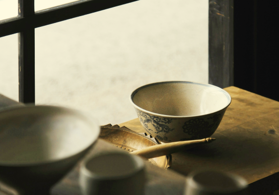窓際にならんだ茶碗