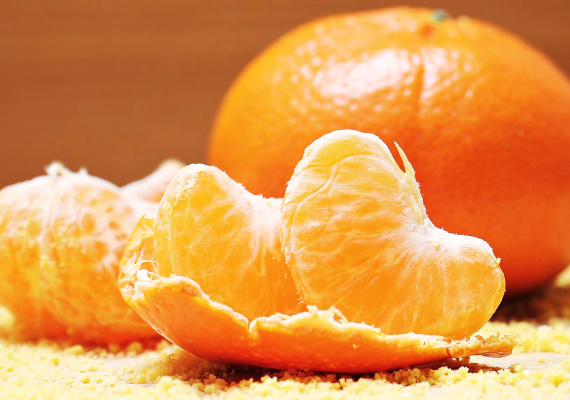 皮をむいたミカン