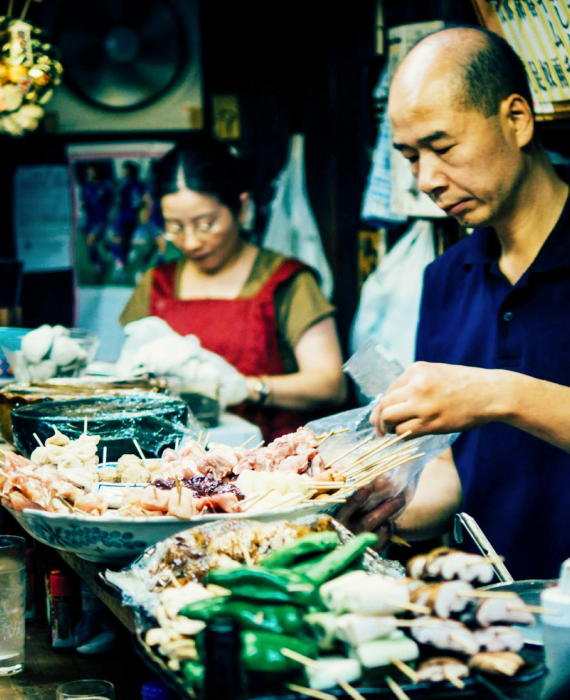 串の仕込みをしている大将と女将さん