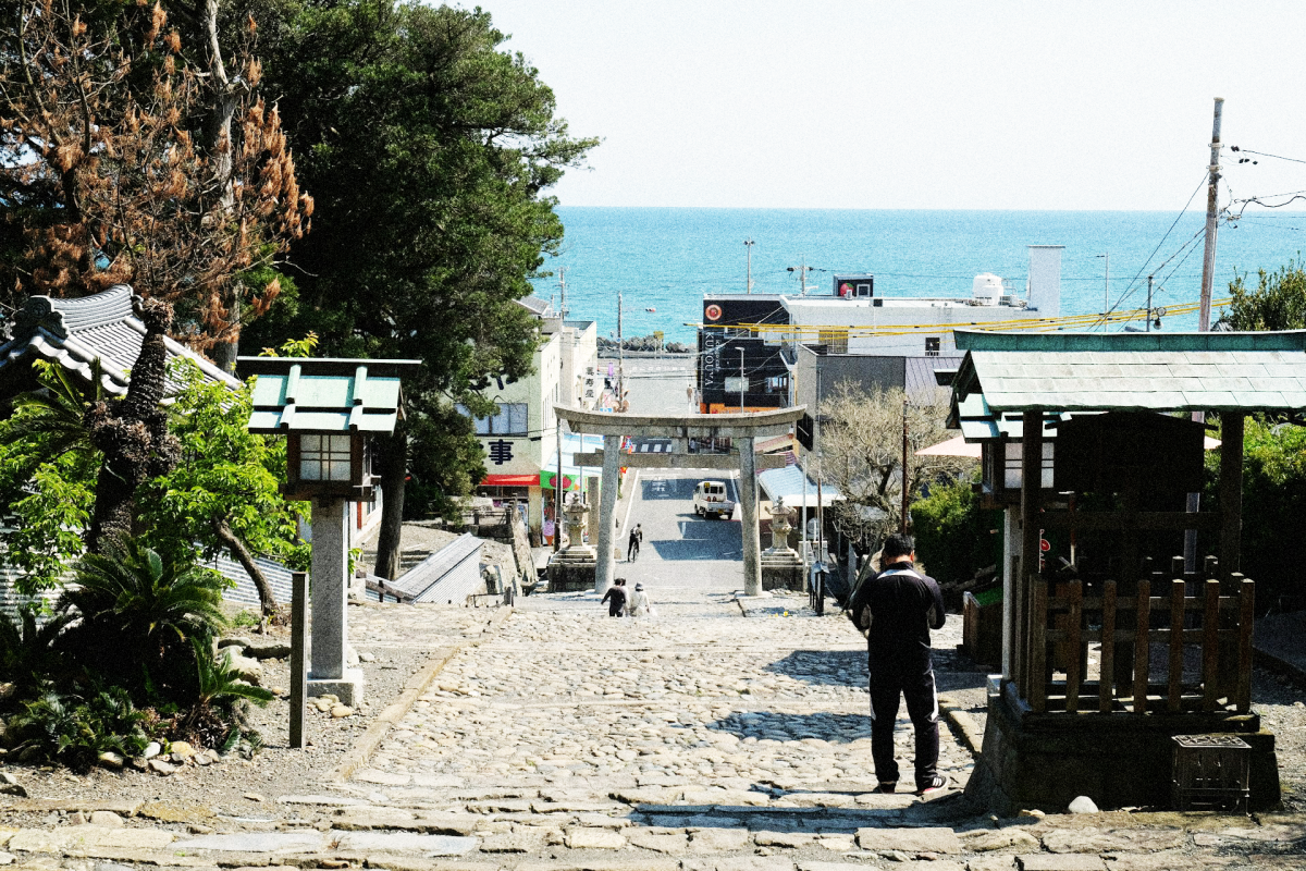 ひたな町の神社から見える鳥居と海の景色
