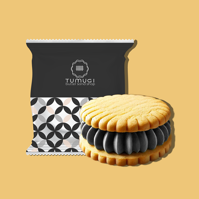 黒ゴマのバターサンドと黒のパッケージ